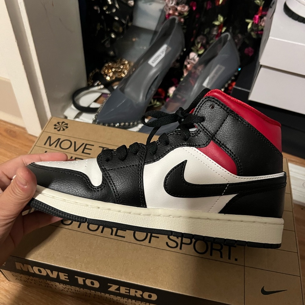 Nike Air Jordan 1 mid red and black